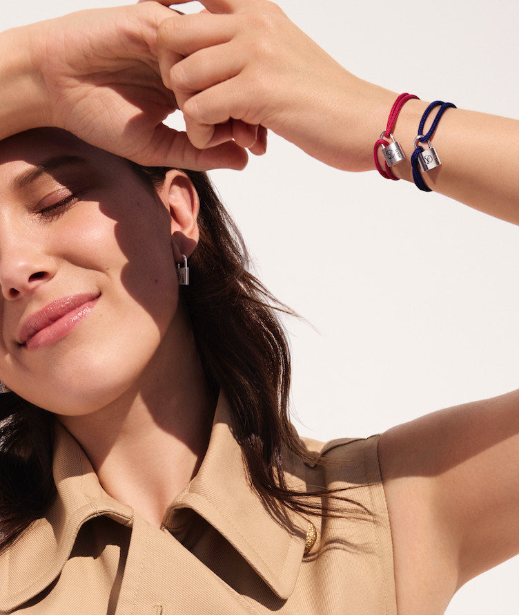 LOUIS VUITTON presenta su nueva colección Silver Lockit 2024 en apoyo a UNICEF, creada en colaboración con Millie Bobby Brown