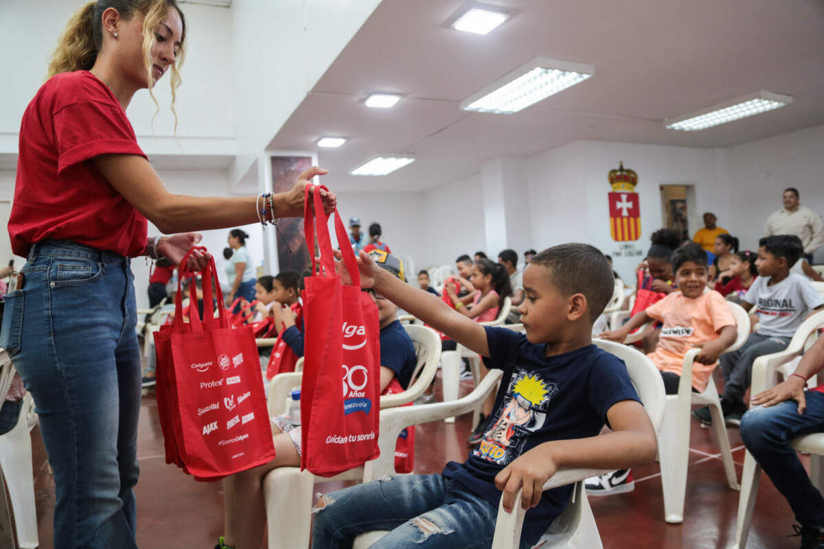 “Sonrisas Brillantes, Futuros Brillantes” Colgate supera cifra de niños alcanzados en el 2023 con su programa de salud bucal