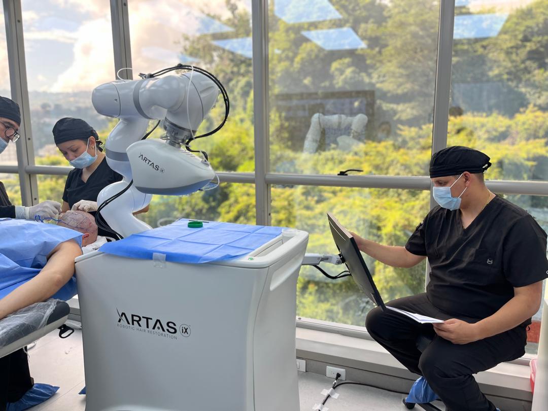 Abrió al público Spiro Hair Restoration Center para el implante capilar aplicando el sistema ARTAS IX, tecnología robótica de avanzada, pionero en el país