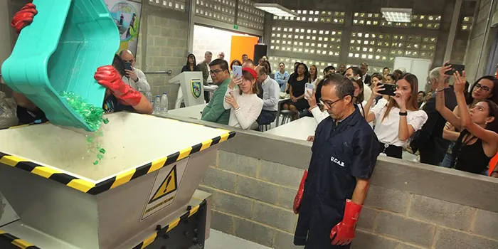 Más de 100 kilos de plásticos al mes procesará aula de reciclaje de la UCAB