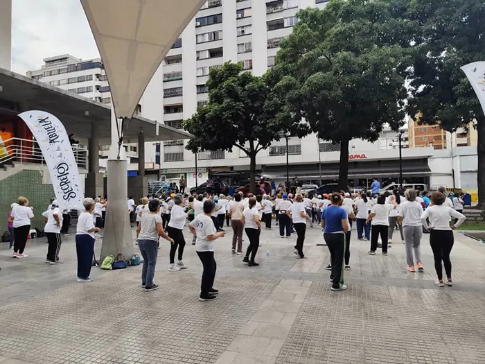 Más de 150 abuelos participaron en clase de danza fitness y yoga en Chacao