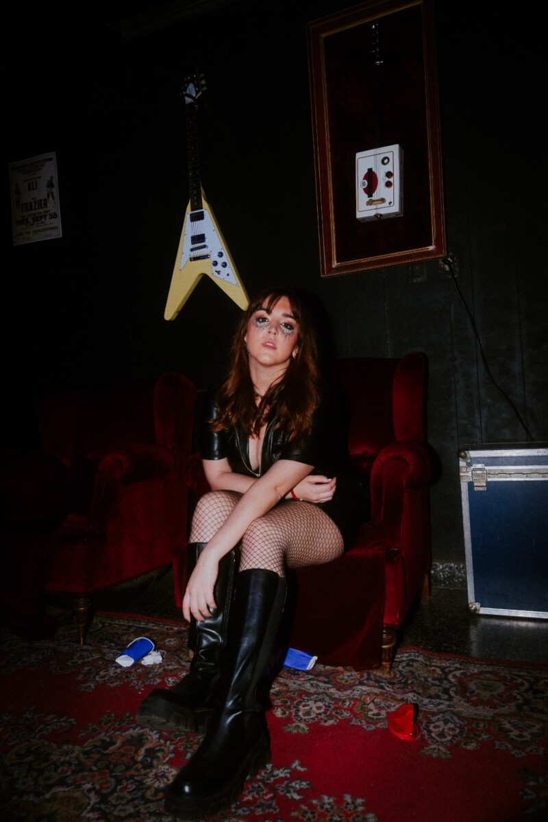 July Abril prepara su nuevo álbum “Busco Salir”