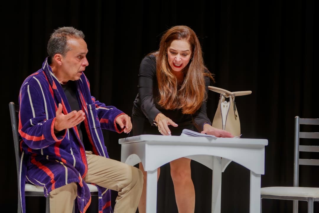 Comedia romántica “Escenas de la vida conyugal” extiende su temporada en Teatro Trasnocho con nuevo horario