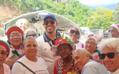 Un abrazo digital hecho realidad: influencers y 1win celebran la Navidad con abuelos de Caracas