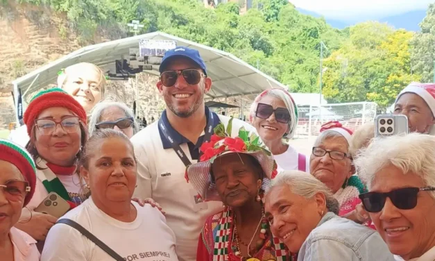 Un abrazo digital hecho realidad: influencers y 1win celebran la Navidad con abuelos de Caracas
